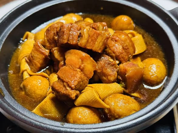 红烧肉砂锅煲 Braised Pork Casserole (Quail Eggs)